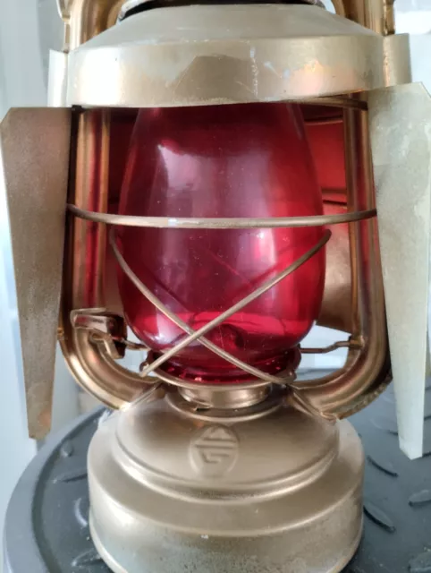 grande lampe tempête en métal et verre rouge 3