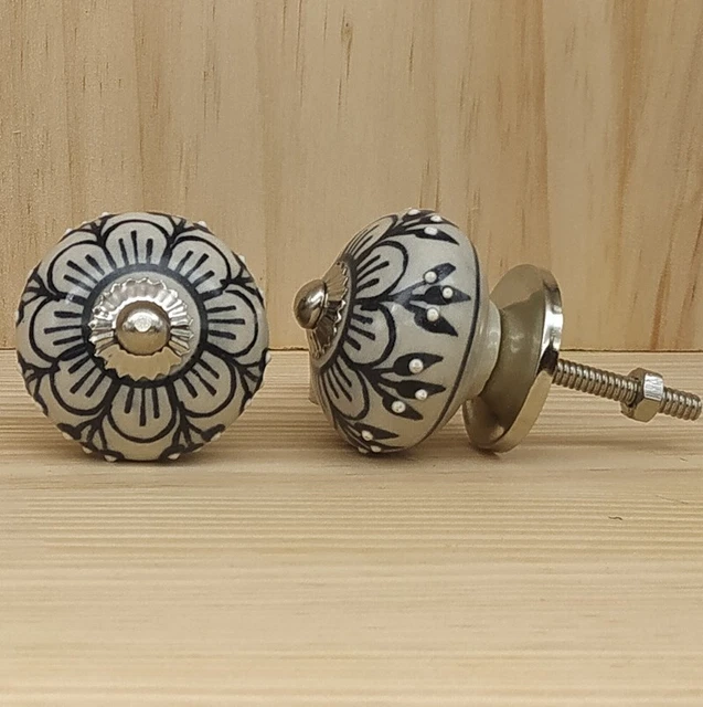 Lot de 2 boutons céramique de portes tiroirs meuble FLEUR diam 4 cm REF  49