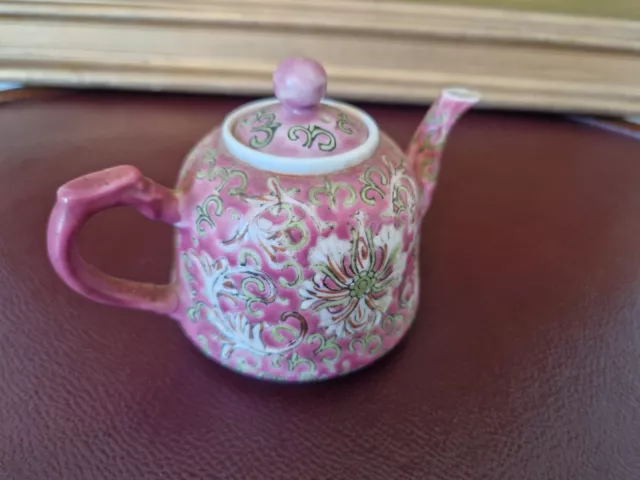 Ancienne petite théière rose en porcelaine de Chine