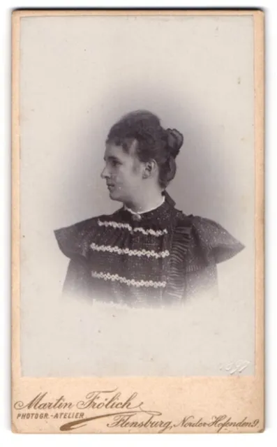 Photography Martin Frölich, Flensburg, Norder-Hofenden 9, lady in side profile and