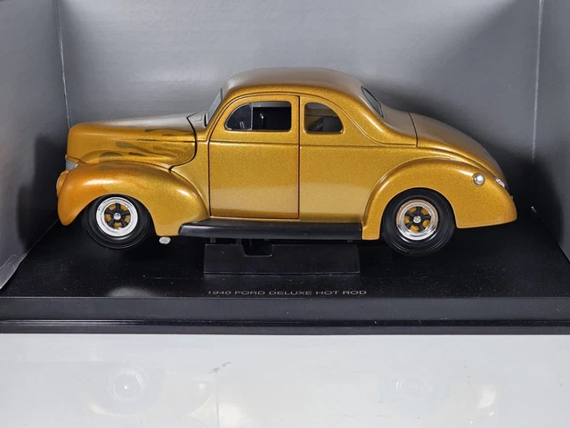 Miniature Universal Hobbies 1/18 - 1940 Ford Deluxe Hot Rod - Couleur Vert/jaune - Réf 814007