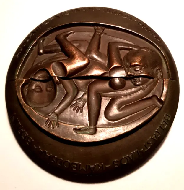 Kunst Medaille von Kauko Räsänen "Look at a Person " 1973  Antikriegsmotive 3