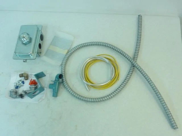 183247 New-No Box; Cleveland Controls 0100-00000-2500 Pressure Switch; 120-277VA