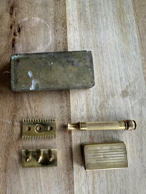 Wartime Gillette  Military Safety Razor DE Case Razor Case Excellent Shape