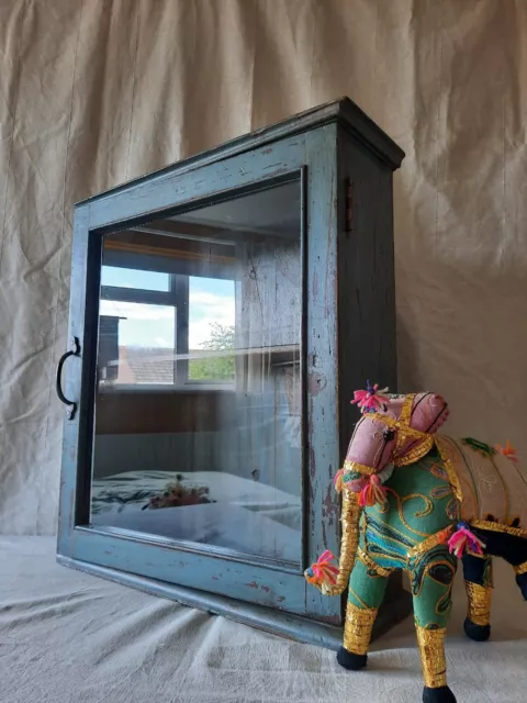 Gabinete de pared acristalado de madera recuperado indonesio azul