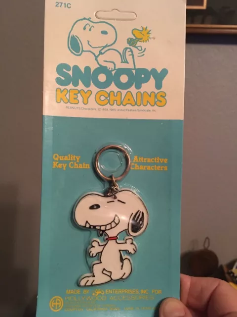 VINTAGE 1970'S PEANUTS SNOOPY Plastic Keychain 