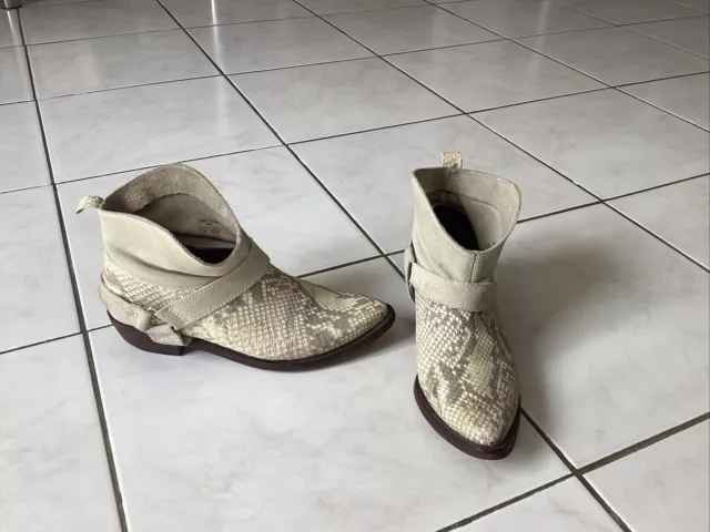 Bottines ZARA pointure 39 cuir façon serpent daim beige gris