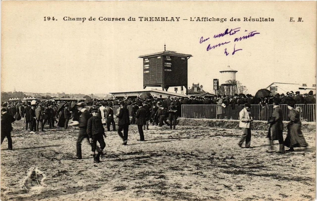 CPA AK Champ de Courses du TREMBLAY L'Affichage des Résultats (671996)