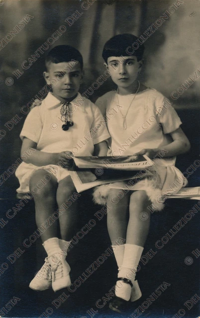 1930c Ritratto bambini con giornale Fotografia Antonio Angiolini Cremona