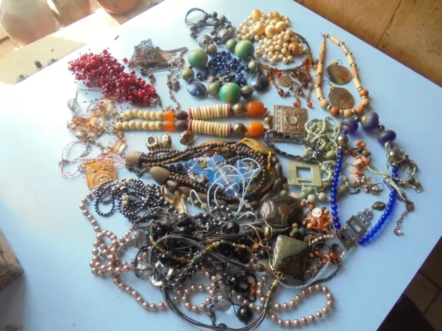 Gros Lot de colliers fantaisie perles & autres boucles d'oreilles 1,4 kg
