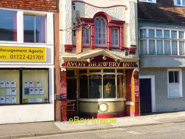 Photo 6x4 Salisbury - Avon Brewery Public House A tiled front pub in Cast c2010