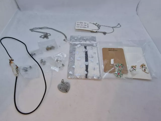 LOT OF COSTUME JEWELLERY ITEMS 7 PAIR EARRING 3 x NECKLACE 1 x BRACELET