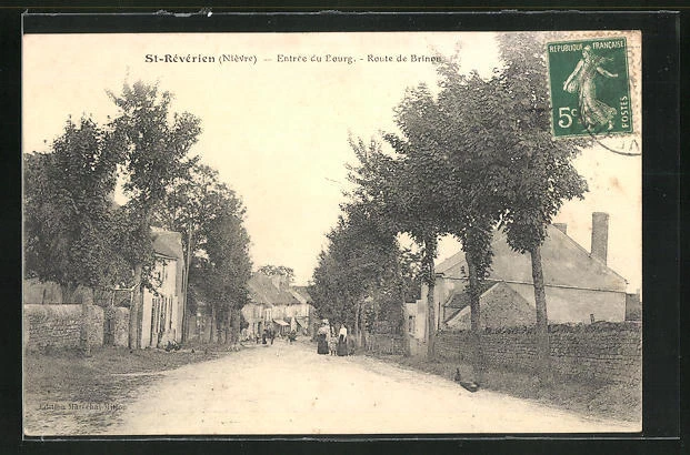 CPA St-Révérien, Entrée du Bourg, vue de la rue avec Vögeln et des passants 191