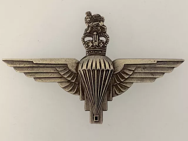 British Army Parachute Regiment Officers metal cap badge QEII solid type