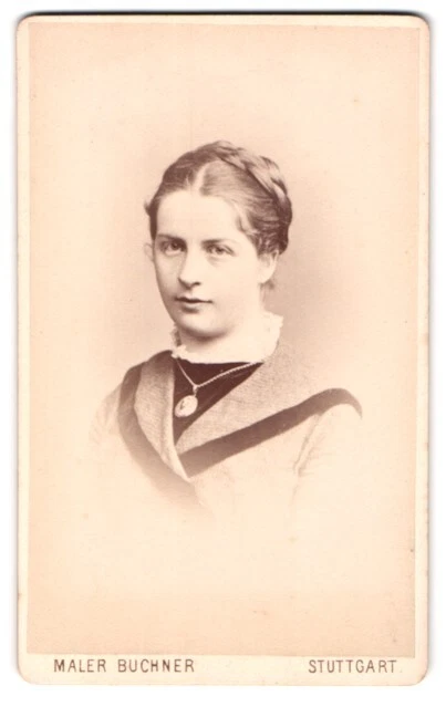 Fotografie Maler Buchner, Stuttgart, Junge Dame mit Flechtfrisur und Amulett