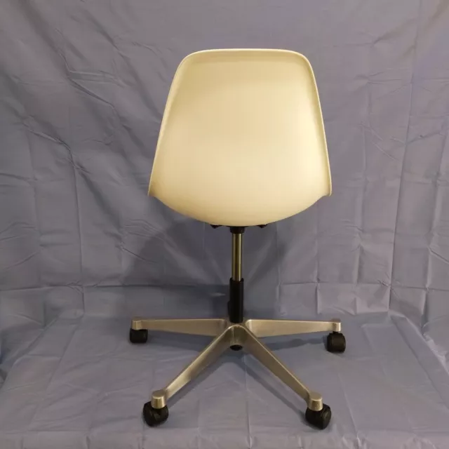 Vitra fiberglass chair, Charles & Ray Eames PSCC 2