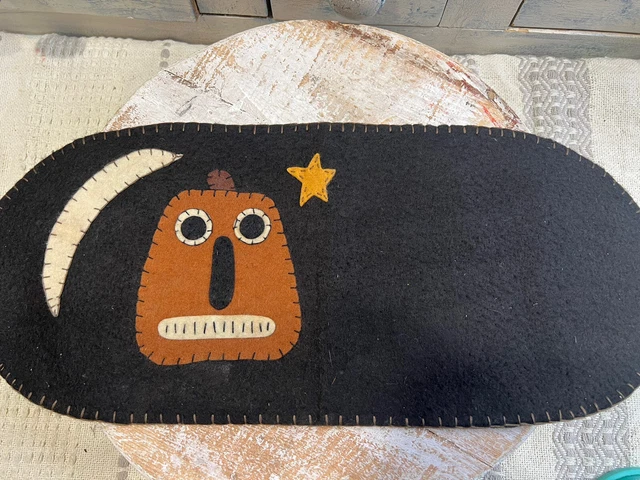Alfombrilla de mesa estrella luna calabaza de fieltro primitivo de Halloween