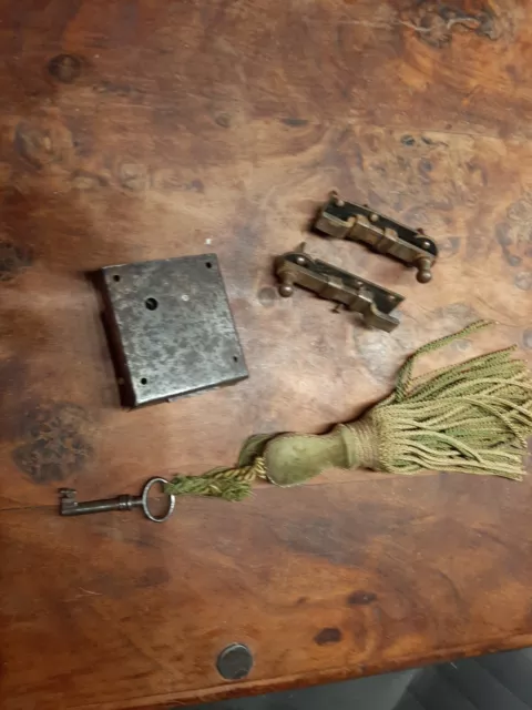 altes Schrankschloss mit Schlüssel und Verriegelungen für Türen