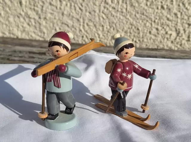 Zwei Skifahrer-Kinder, Erzgebirge: Ulmik Handarbeit, 6,6cm und 7,2 cm hoch