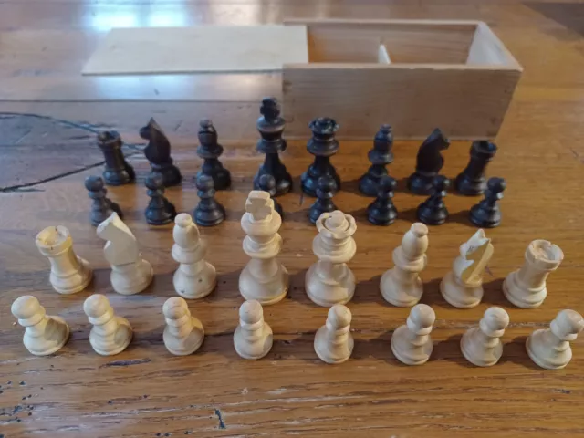 Pièces D Échecs Série Complète Noirs Et Blancs En Bois Tourné Dans Son Coffret