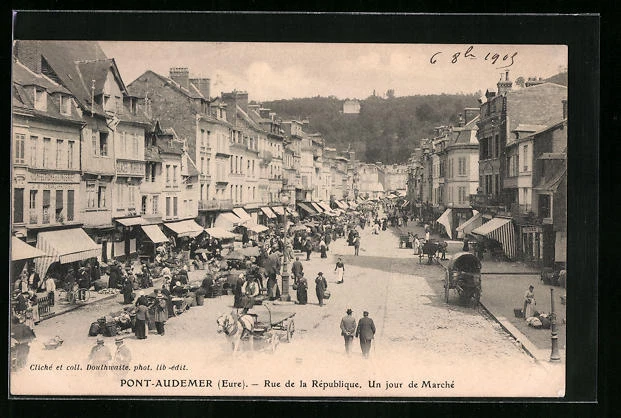 CPA Pont-Audemer, Rue de la République, Un jour de Marché, vue de la rue 1906