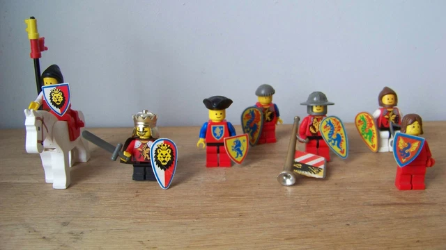 lot lego chevaliers coiffe casque arme cheval tunique drapeau bouclier dragon