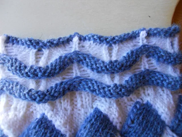 Handarbeit handmade Loferl mit Umschlag Stümpfe Füßlinge blau weiß 3