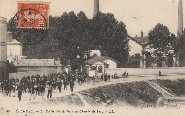 CPA 51 EPERNAY La Sortie des Ateliers  du Chemin de Fer