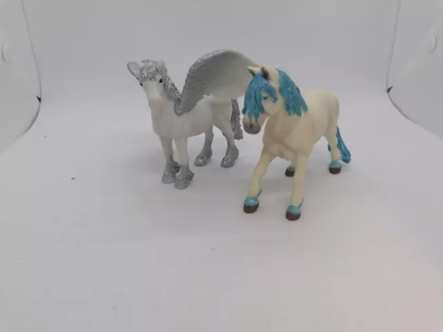 Papo weißes Pferd blaues Haar und weiß Pegasus Pferd Figuren x 2 Konvolut