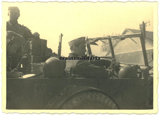 Orig. Foto Nachrichten Funker am Funkgerät in 2.PD Kübelwagen in Frankreich 1940