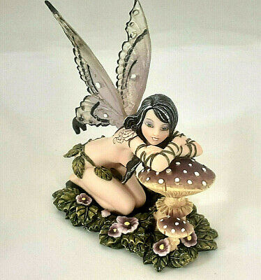 Nienna mit Pilz und Eichhörnchen Fantasy Naturelfe Fee Engel Elfen Figur 