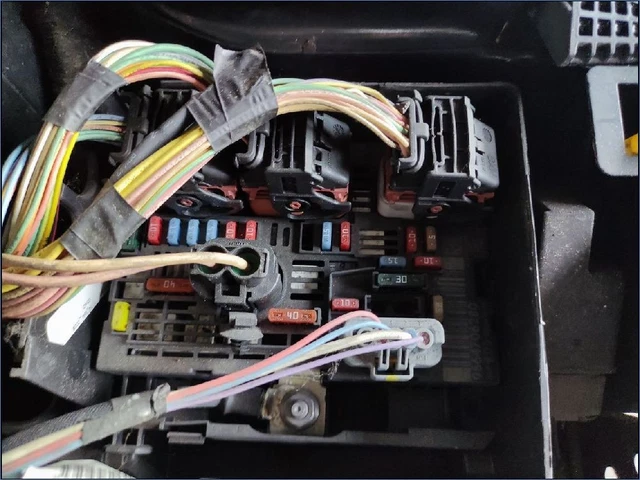 BOITE A FUSIBLES Peugeot 308 I Phase 1 Sw Break 9807028780 EUR 60,00