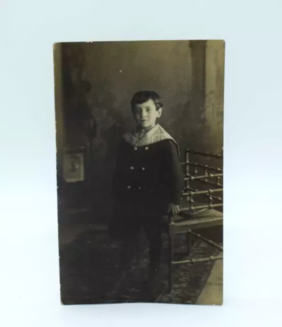 Antica foto cartolina ritratto di bambino scolaro in uniforme scolastica