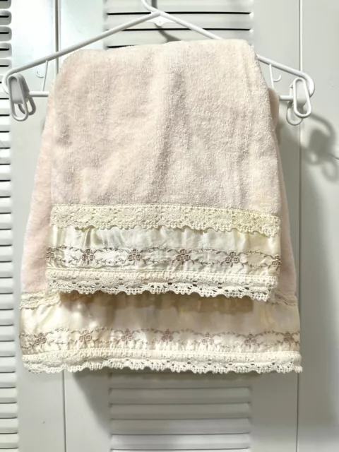 VTG Pair 1978 The Avanti Look Pink With Ivory Satin Lace Trim Large Bath Towels