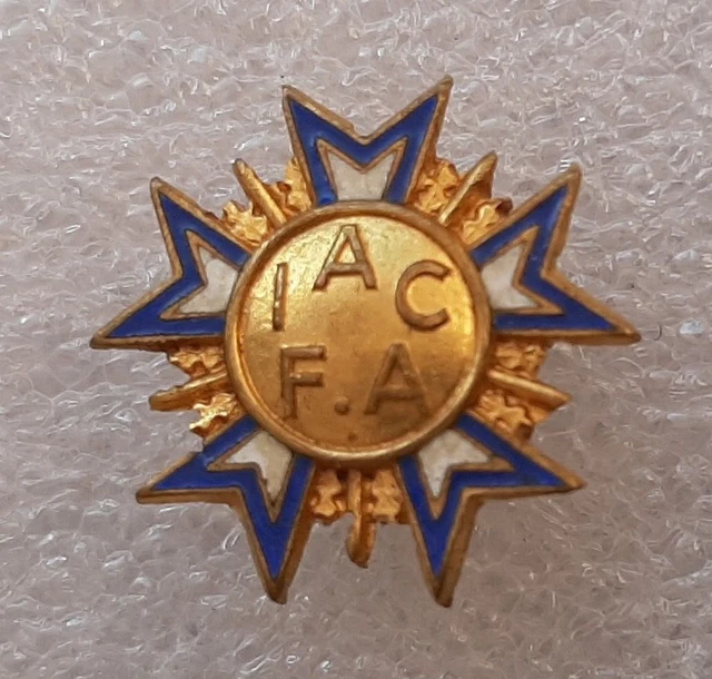 Insigne Miniature émail Delande - Logo AOP Football Club - Vintage France