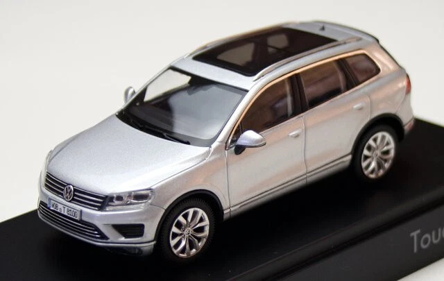 VW Touareg II Typ 7p Bj. 2014-2018, Argenté Métallique, Vw-Werbemodell M.1 : 43,