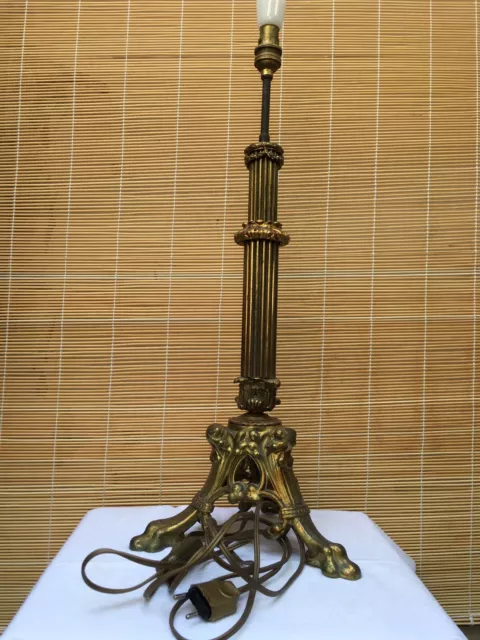 Ancien Grand Pied De Lampe De Chevet , Table Ou Bureau En Métal Doré