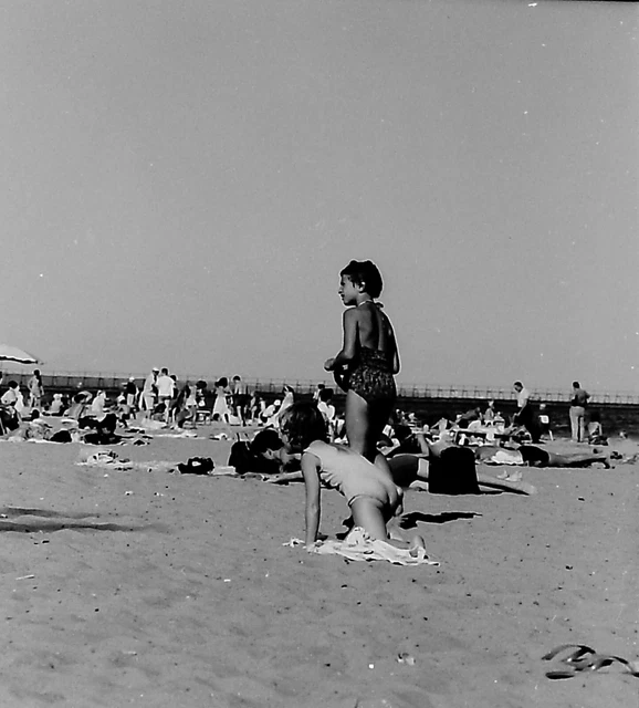 VTG 1950s MEDIUM FORMAT NEGATIVE BEACH SCENE BRUNETTE BENDING OVER M408-1