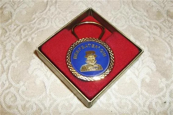 VINTAGE KEYCHAIN KEY CHAIN KEYRING BEEFEATER GIN LOGO ORNAMENT w/ ORIGINAL BOX