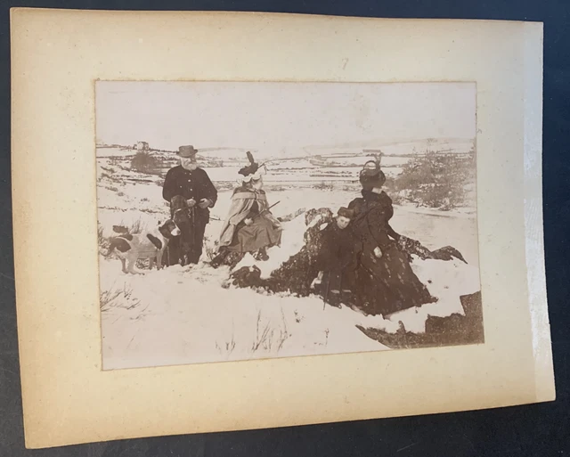 LIV10061  Photographie Photo vintage anonyme groupe neige hiver étrange famille