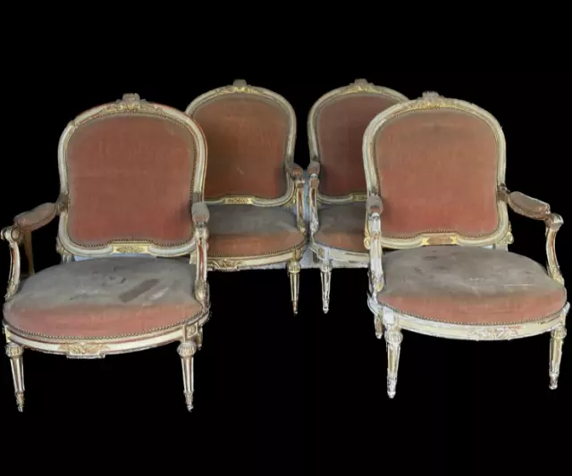 suite de quatre fauteuils sculptée de style Louis XVI en bois patiné .XX siècle.