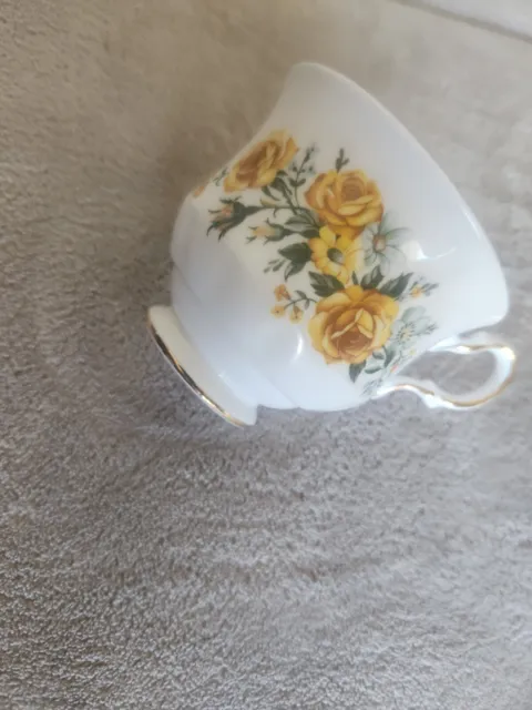 Vintage Royal Vale - 8582 - Tea Cup only - Yellow Roses (England)