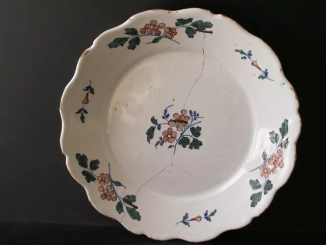 Ancienne assiette en faïence de La Rochelle Nevers 18eme décor floral