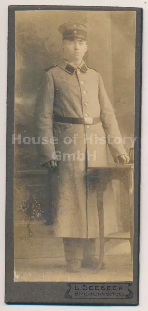 133334, Portraitfoto CDV, feldgrauer Soldat, Schirmmütze Mantel Kragenspiegel