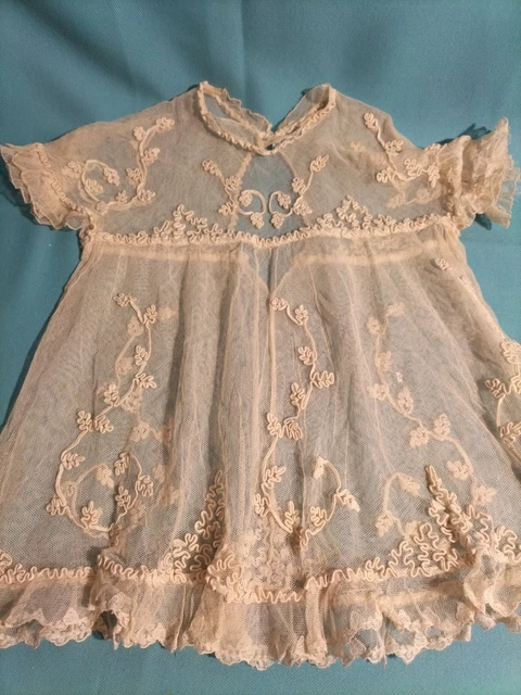 Poupée ancienne robe en soie - France Poupée ancienne robe en soie - France