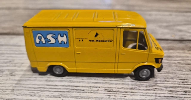 Miniatura Caminhão Mercedes Benz L608D - Transporte de Gás