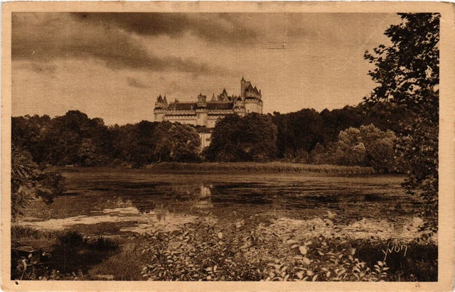 CPA Chateau de PIERREFONDS - Vue générale prise de l'Etang (291781)