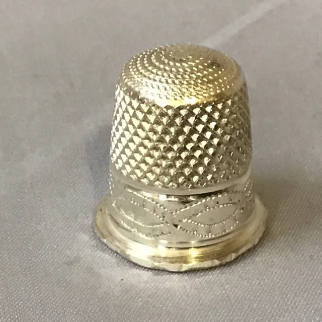 1996 Solid Silver Thimble By The Thimble Makers Guild. Stamped S(t) Weight 5.18g