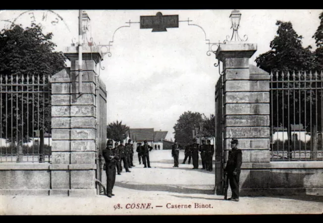 COSNE (58) Entrée de la CASERNE BINOT animée en 1913