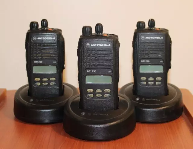 3 Motorola HT1250 VHF 136-174MHz Radio AAH25KDF9AA5AN ITEM IS PARTS AND REPAIR